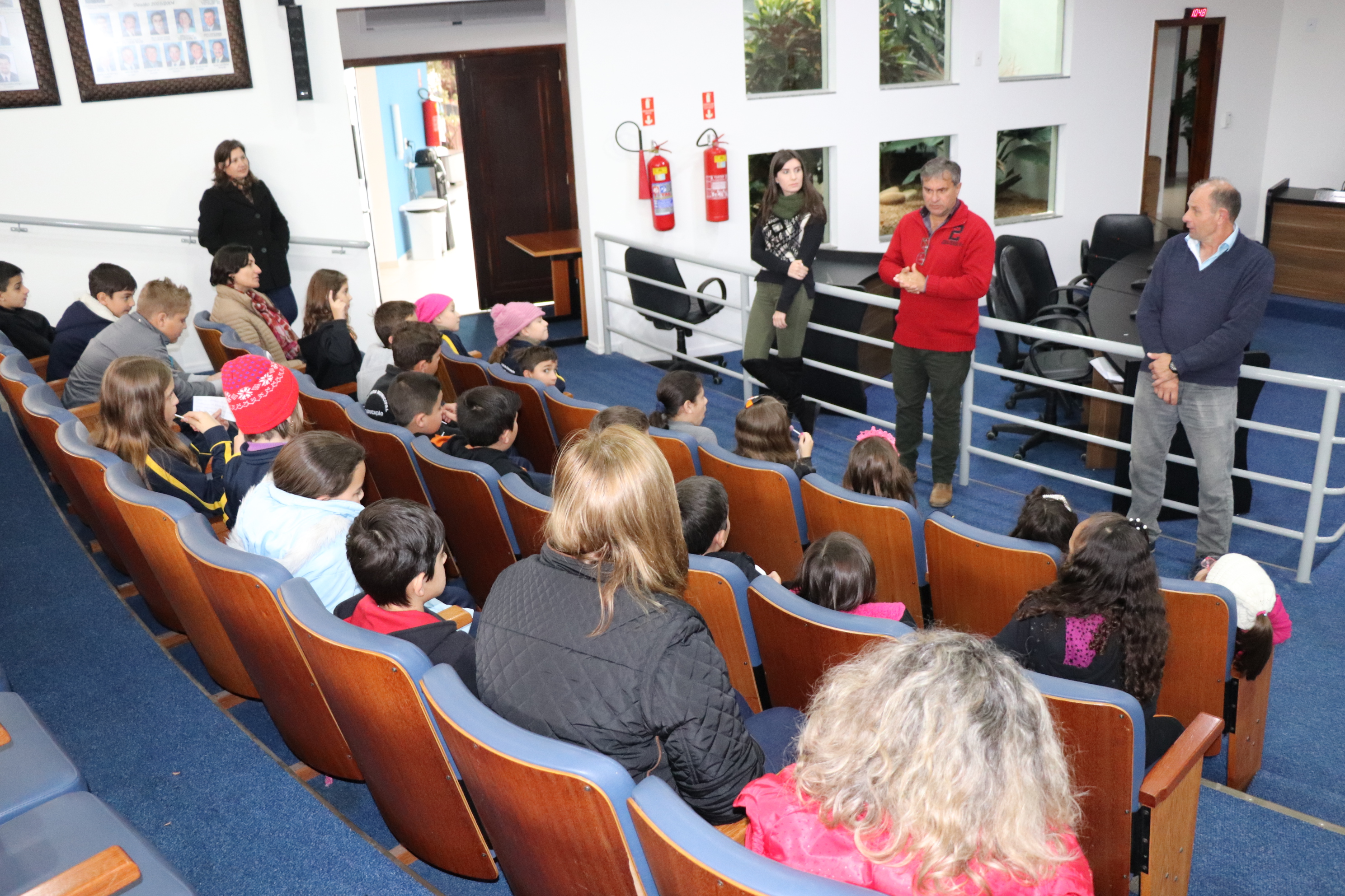Alunos da Escola Francisco Stroparo visitam a Câmara de Vereadores