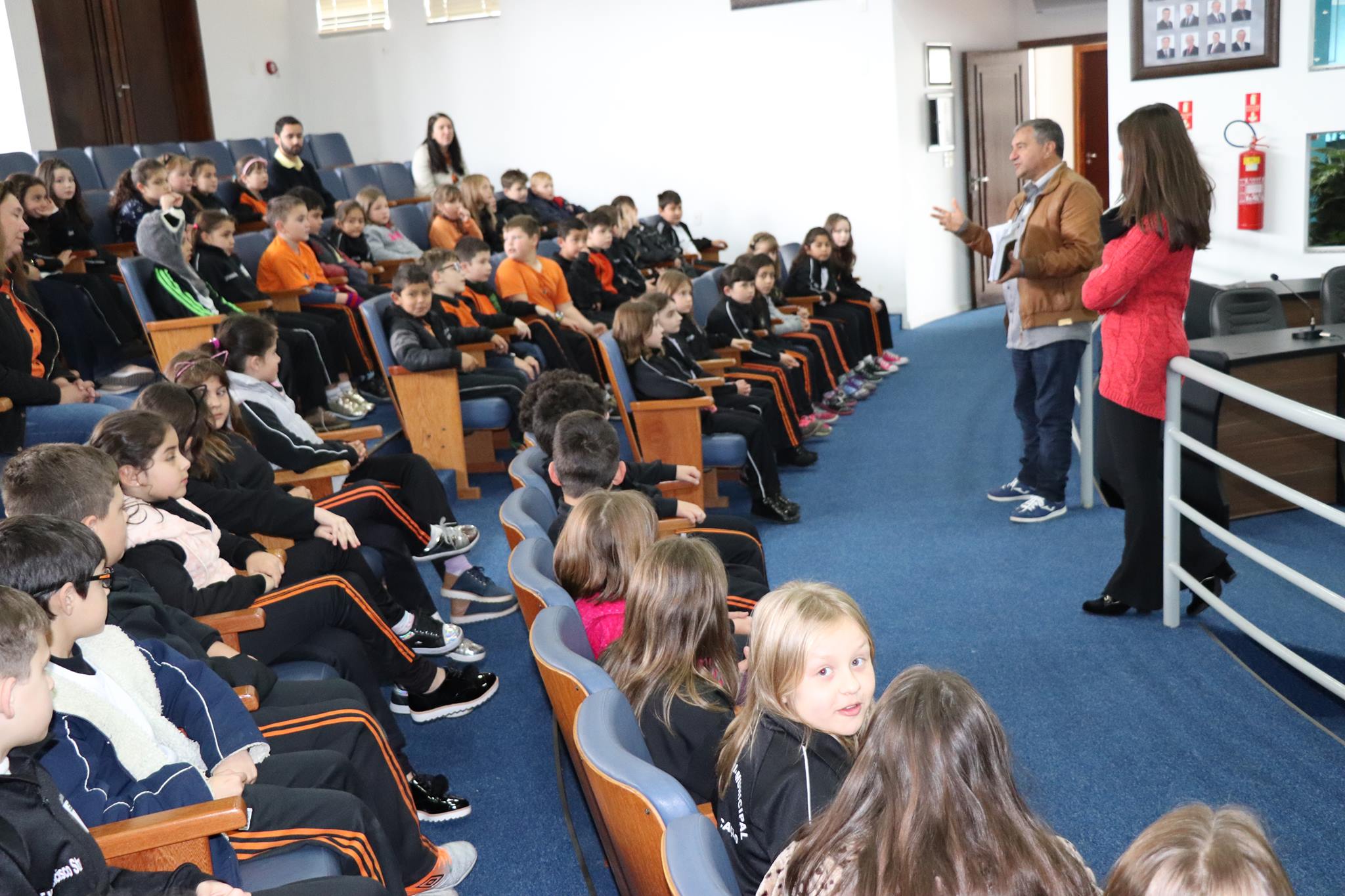 Alunos da Escola Francisco Stroparo visitam a Câmara de Vereadores