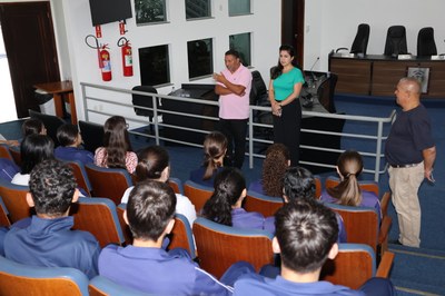 Alunos do Colégio Estadual Cívico-Militar Duque de Caxias visitam a Câmara