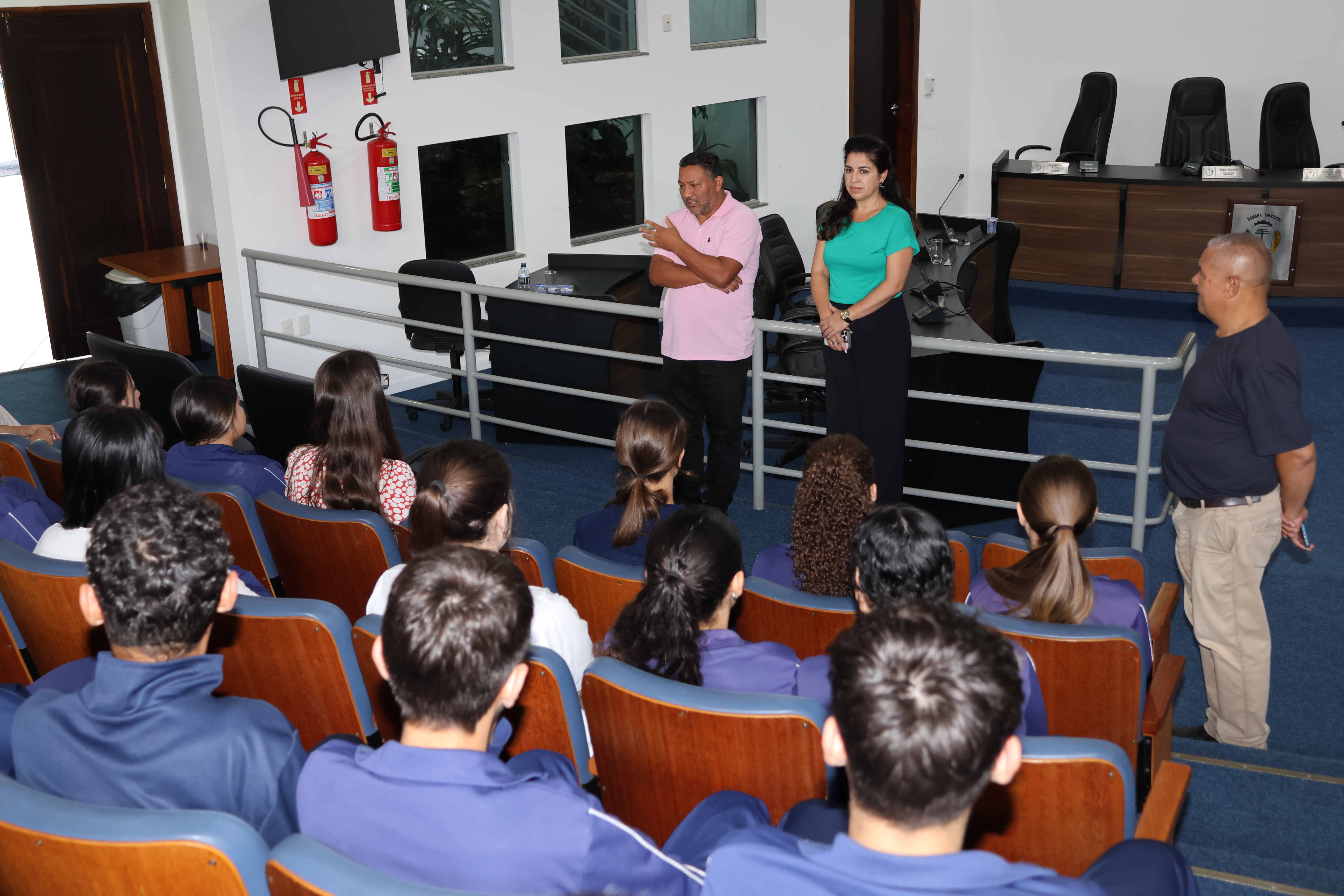 Alunos do Colégio Estadual Cívico-Militar Duque de Caxias visitam a Câmara