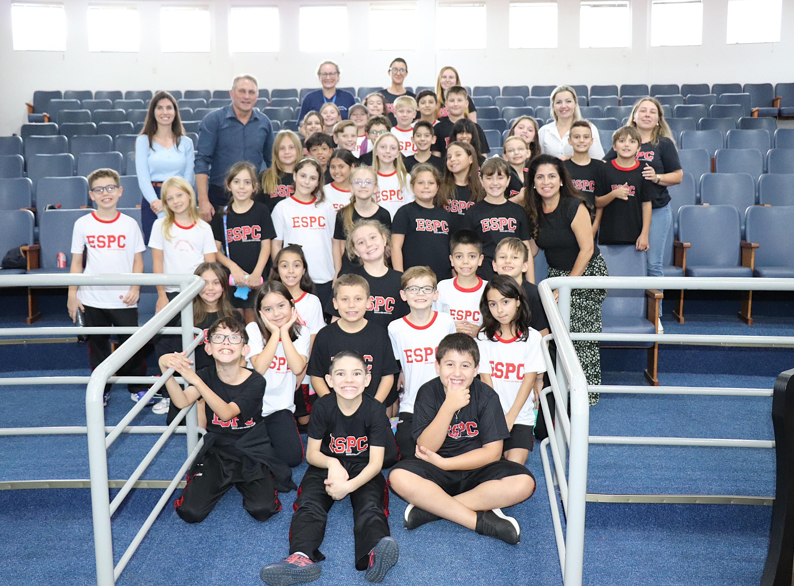 Alunos do Colégio São Pedro Canísio visitam a Câmara