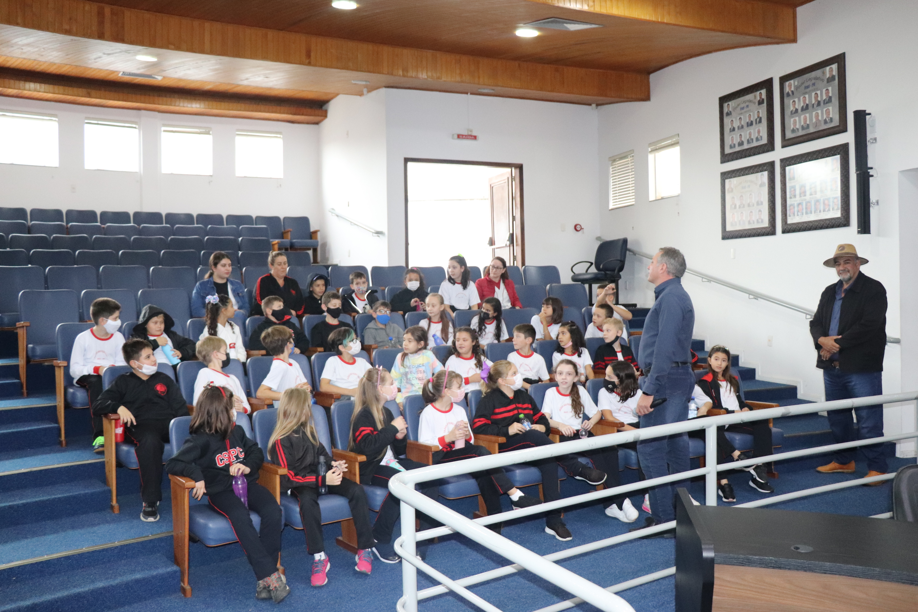 Alunos do Colégio São Pedro Canísio visitam a Câmara