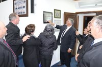 Ato de descerramento da Placa que denomina o Plenário da Câmara como ‘Plenário Vereador Ailton Laroca’ é realizado