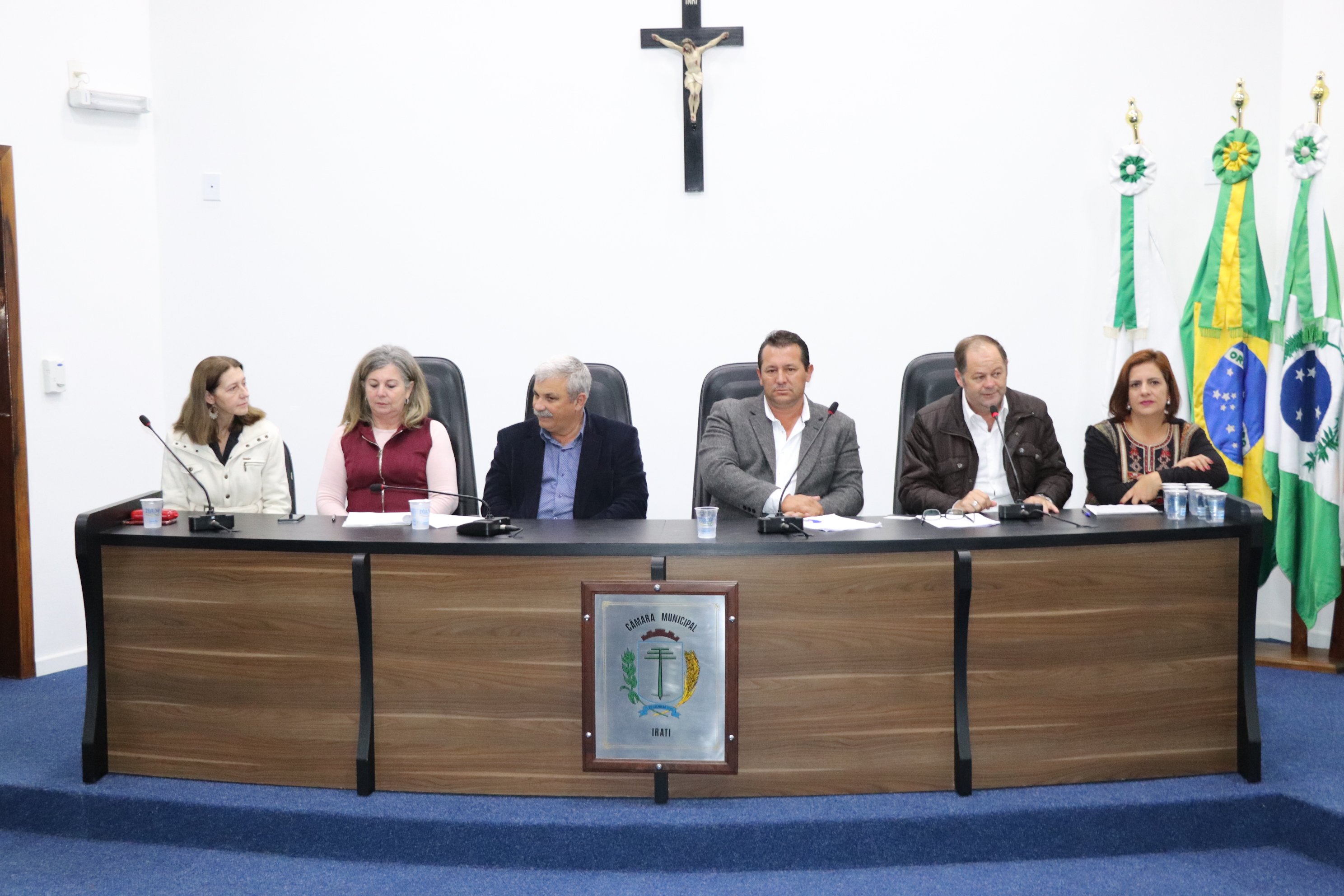 Vereadores, prefeito, entidades e munícipes debatem sobre a situação dos animais abandonados no município