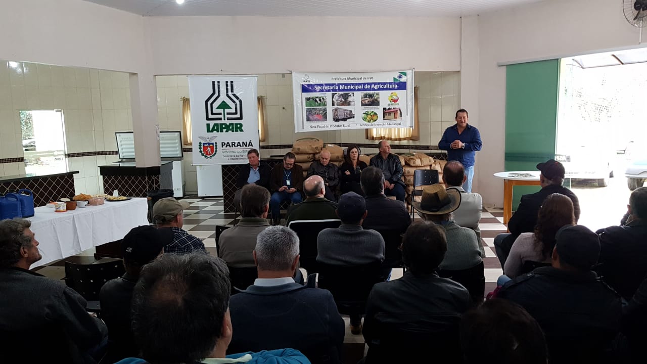 Legislativo participa da entrega de sementes de feijão às associações de produtores