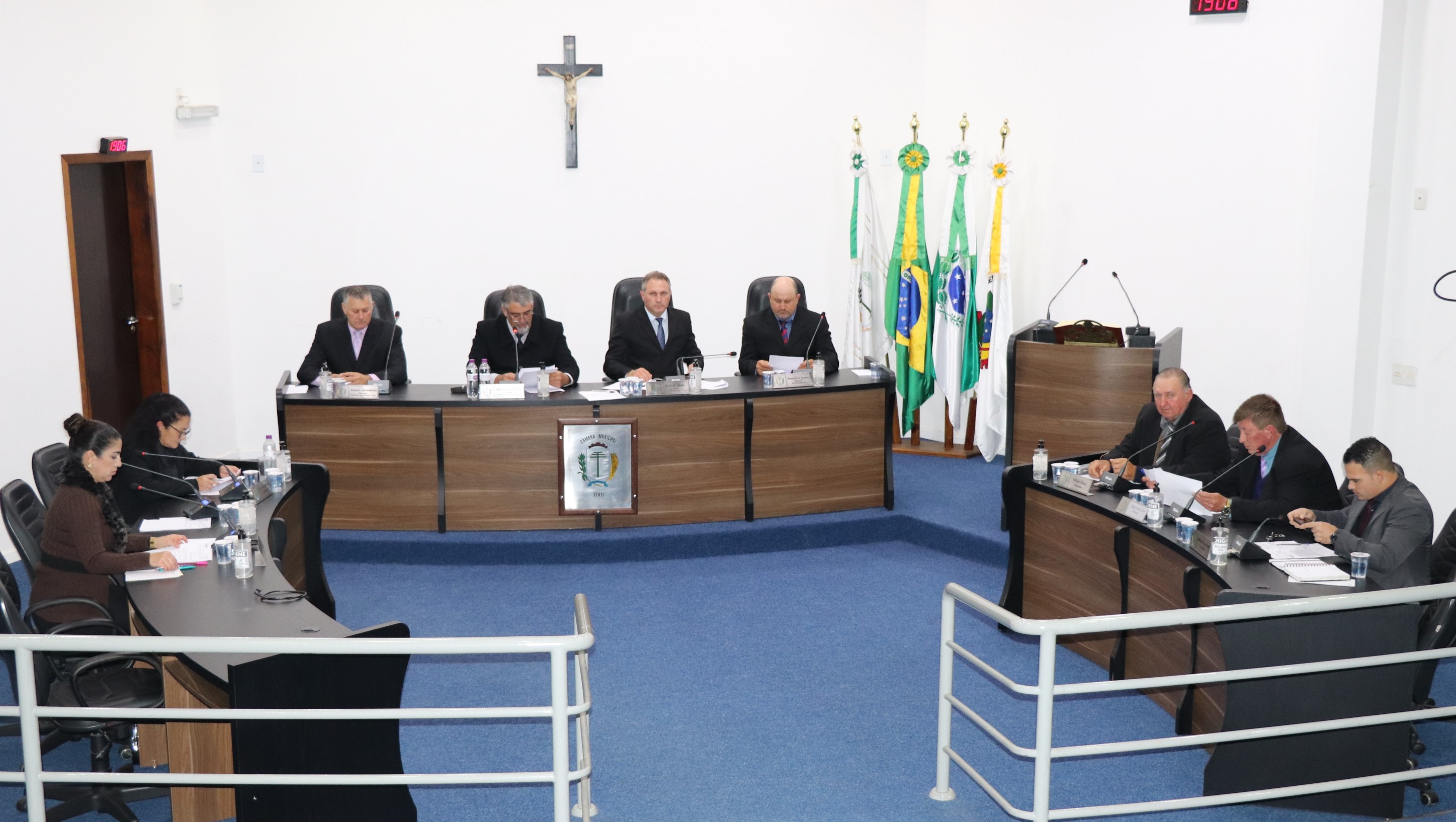 Câmara solicita emenda parlamentar à Deputada Leandre Dal Ponte, informações sobre a ExpoIrati e melhorias de vias nos bairros