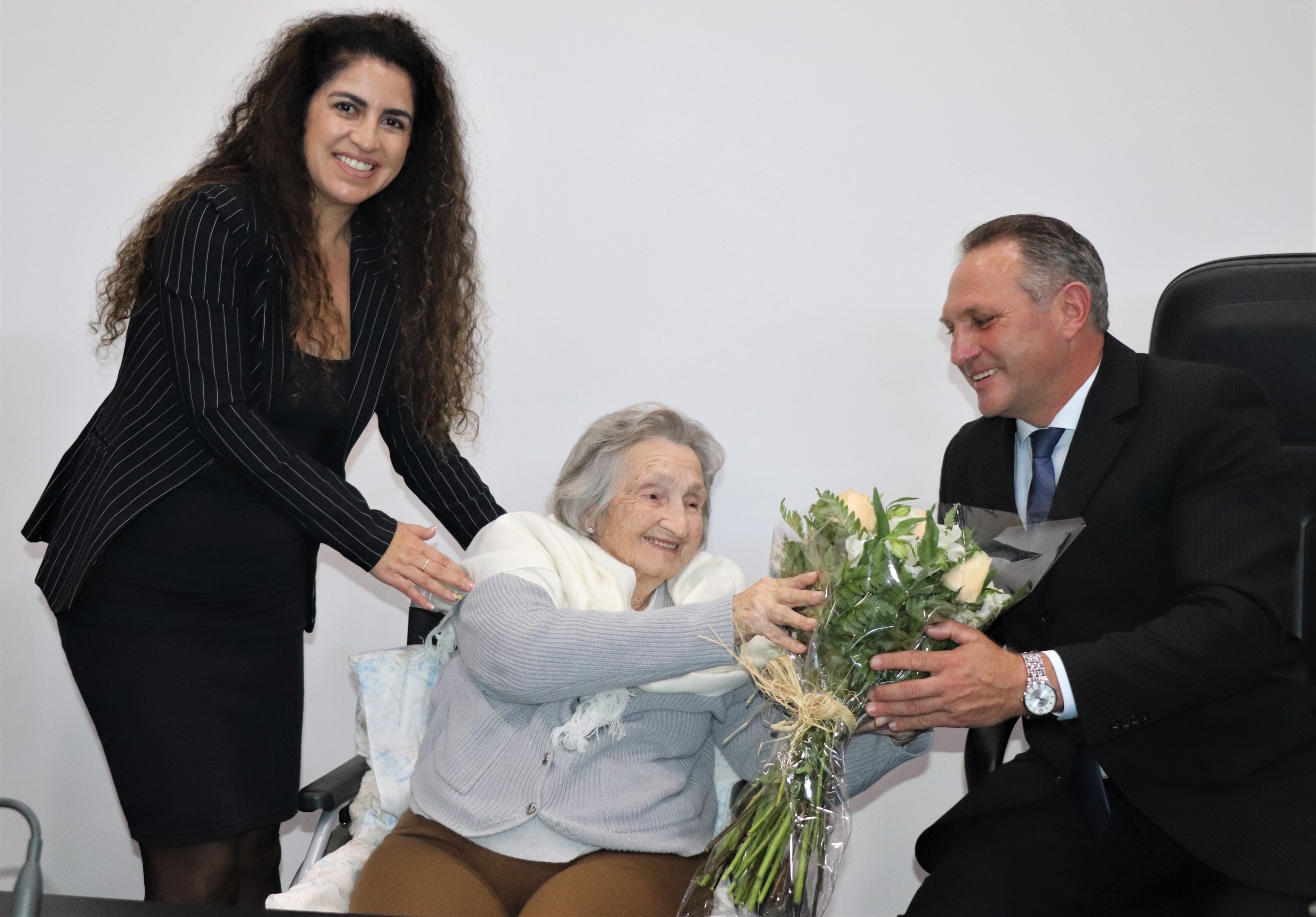 Legislativo concede Título de Cidadania Honorária de Irati à Sra. Joana Stroparo Duda