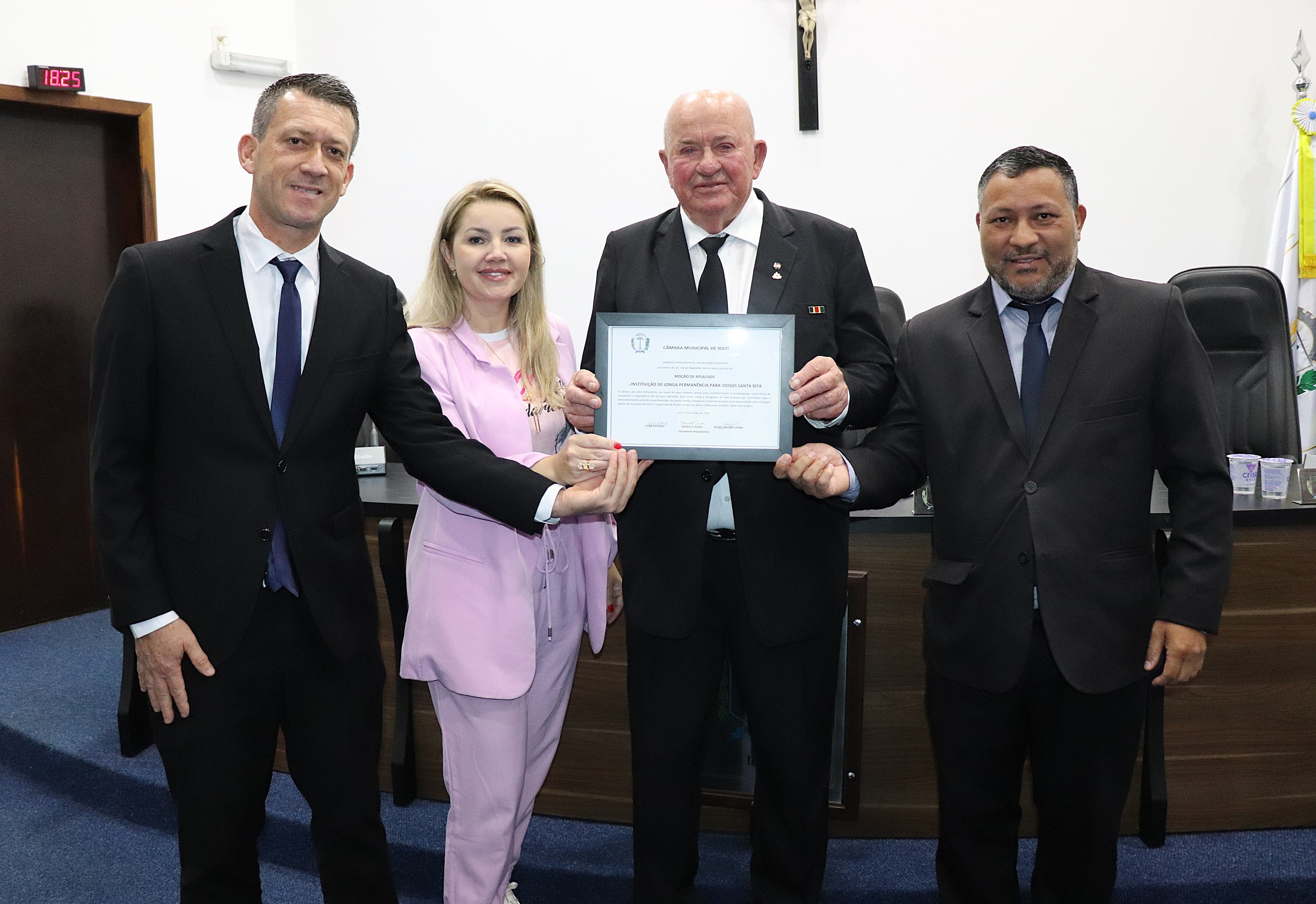 Legislativo entrega Moção de Aplausos à Instituição de Longa Permanência para Idosos Santa Rita 