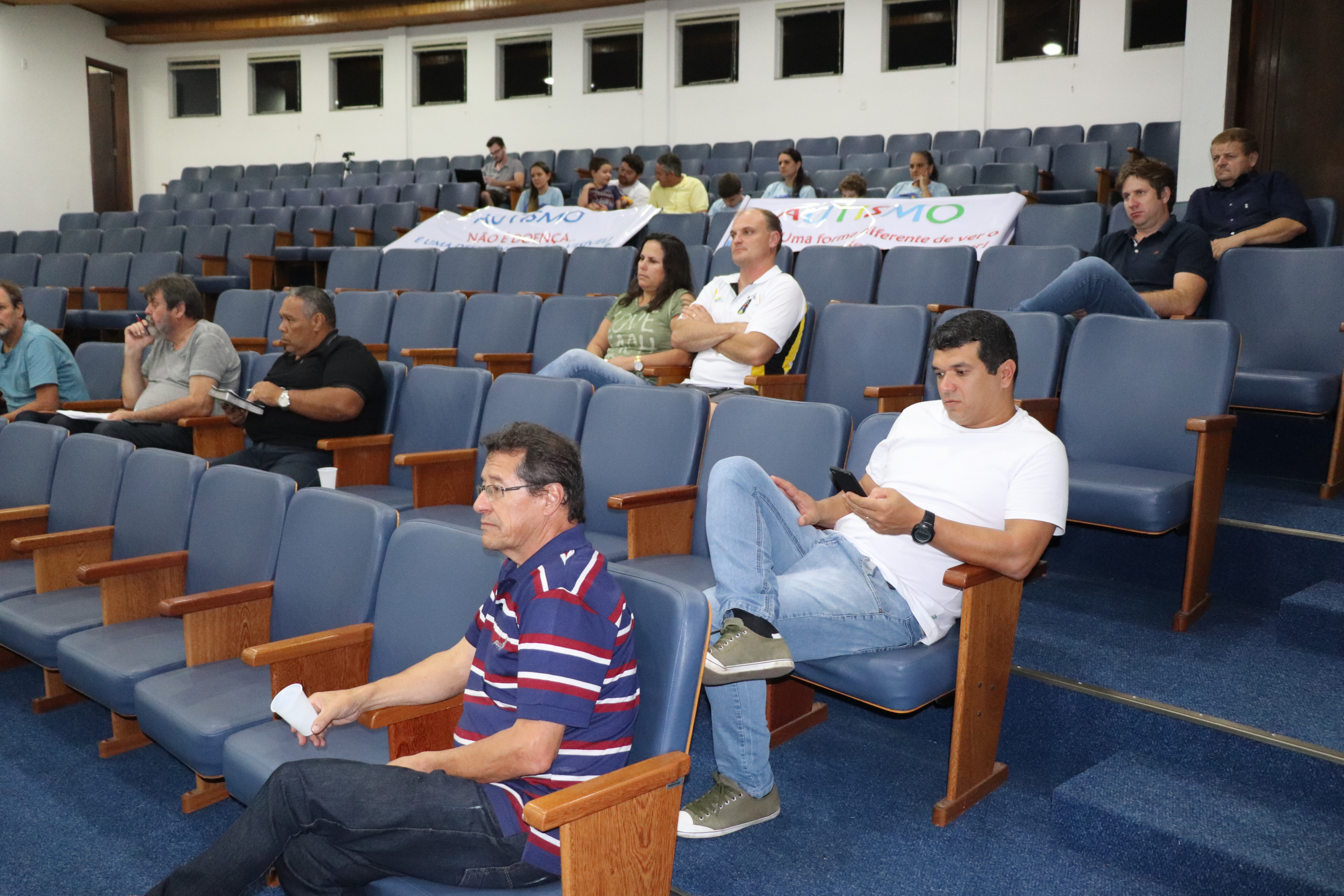 Membros da ARAI e pais de filhos autistas acompanharam as votações dos projetos em pauta