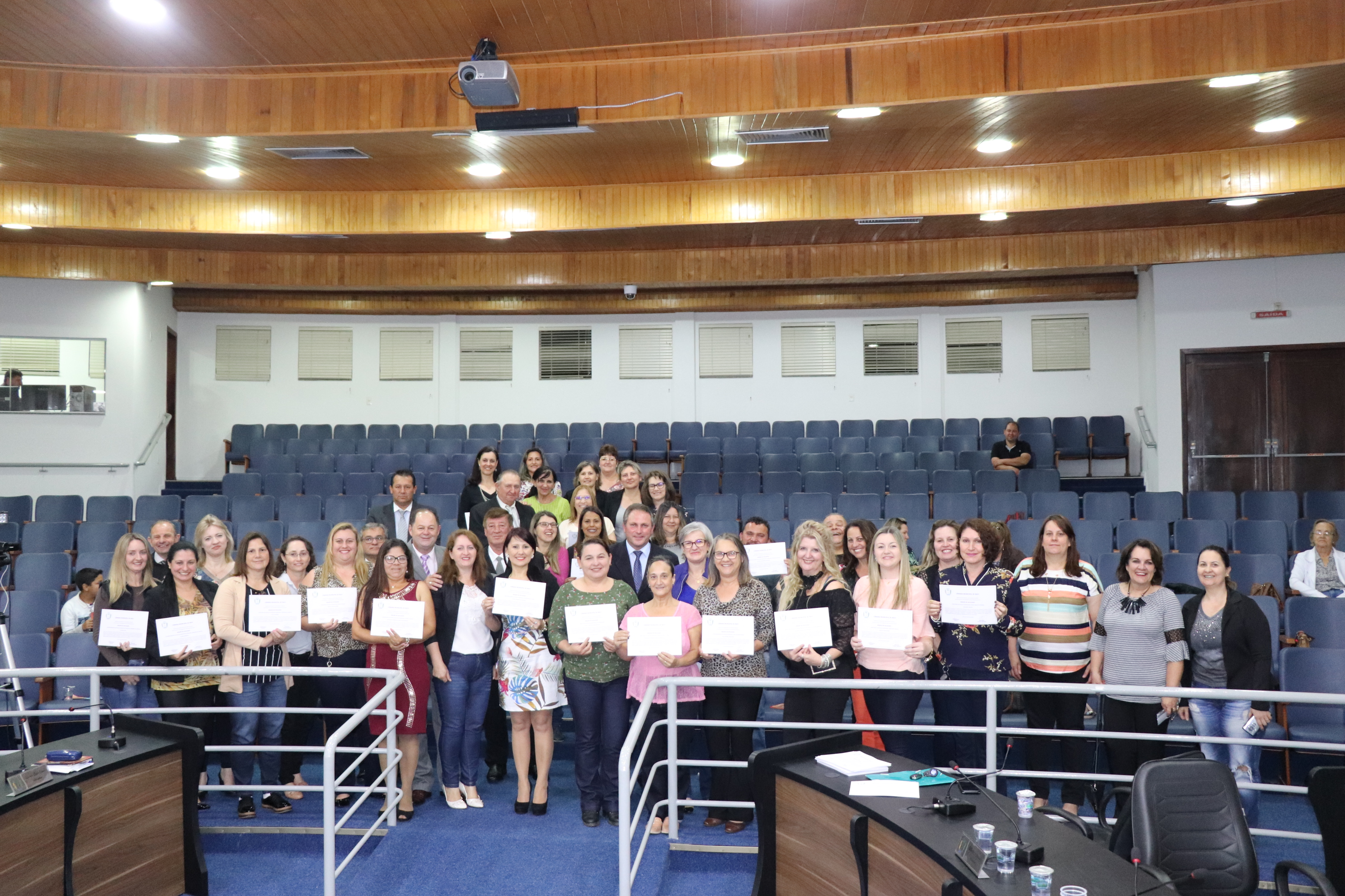 Câmara homenageia Coordenadores e Diretores de Escolas e CMEIs e Presidentes de APMFs 