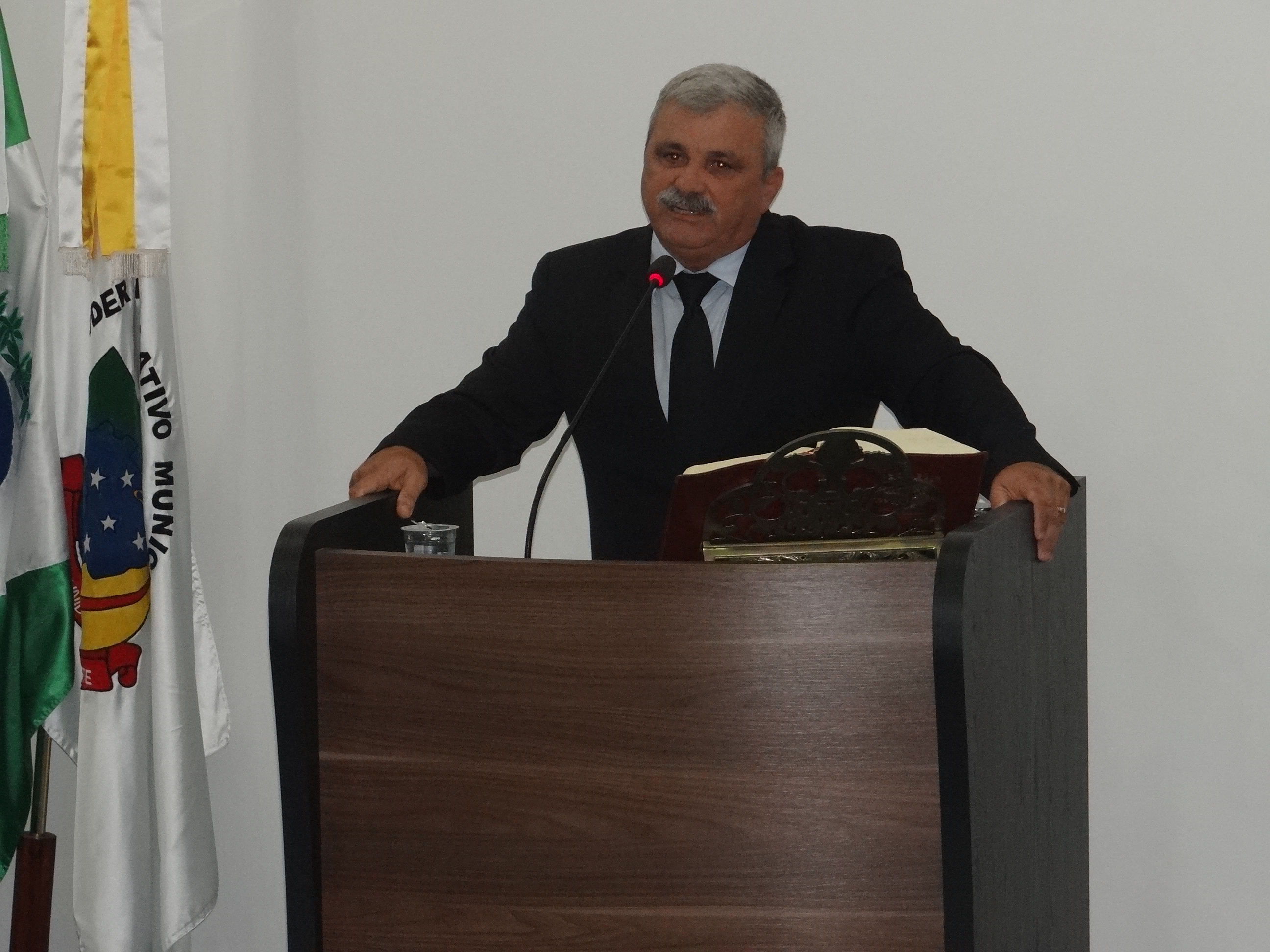 Na tribuna, prefeito destaca ações e prioridades respondendo questionamentos dos vereadores