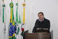 Na Tribuna, Reverendo Padre Luiz Carlos Mirkoski explana em nome da Paróquia São Miguel