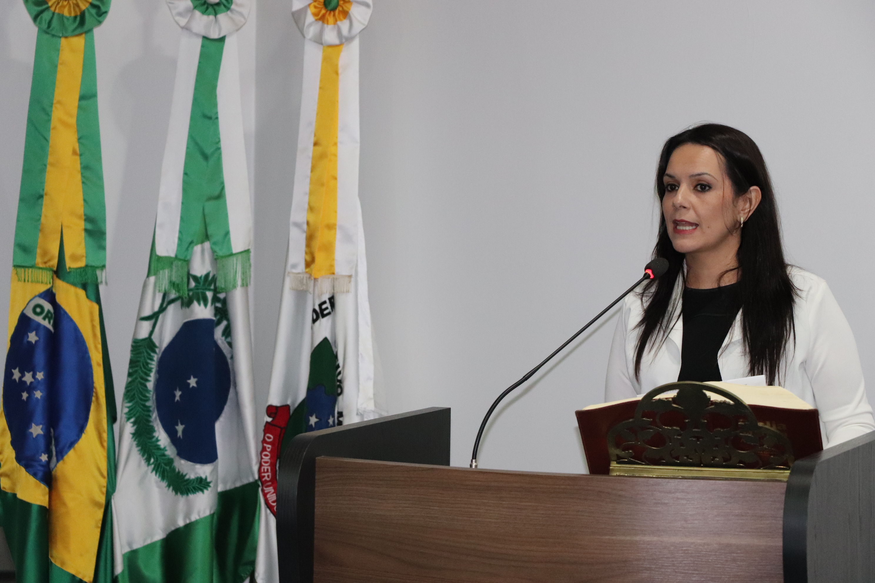 Na Tribuna, Secretária de Administração esclarece e repassa informações da pasta