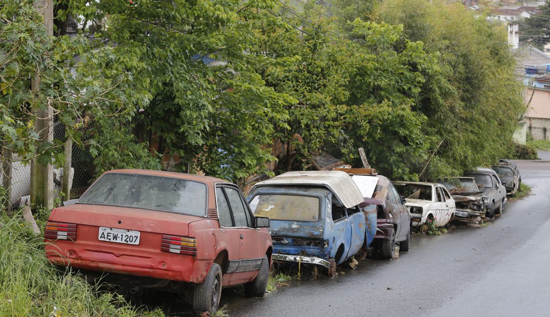 PL prevê multa e remoção de veículos abandonados em vias públicas