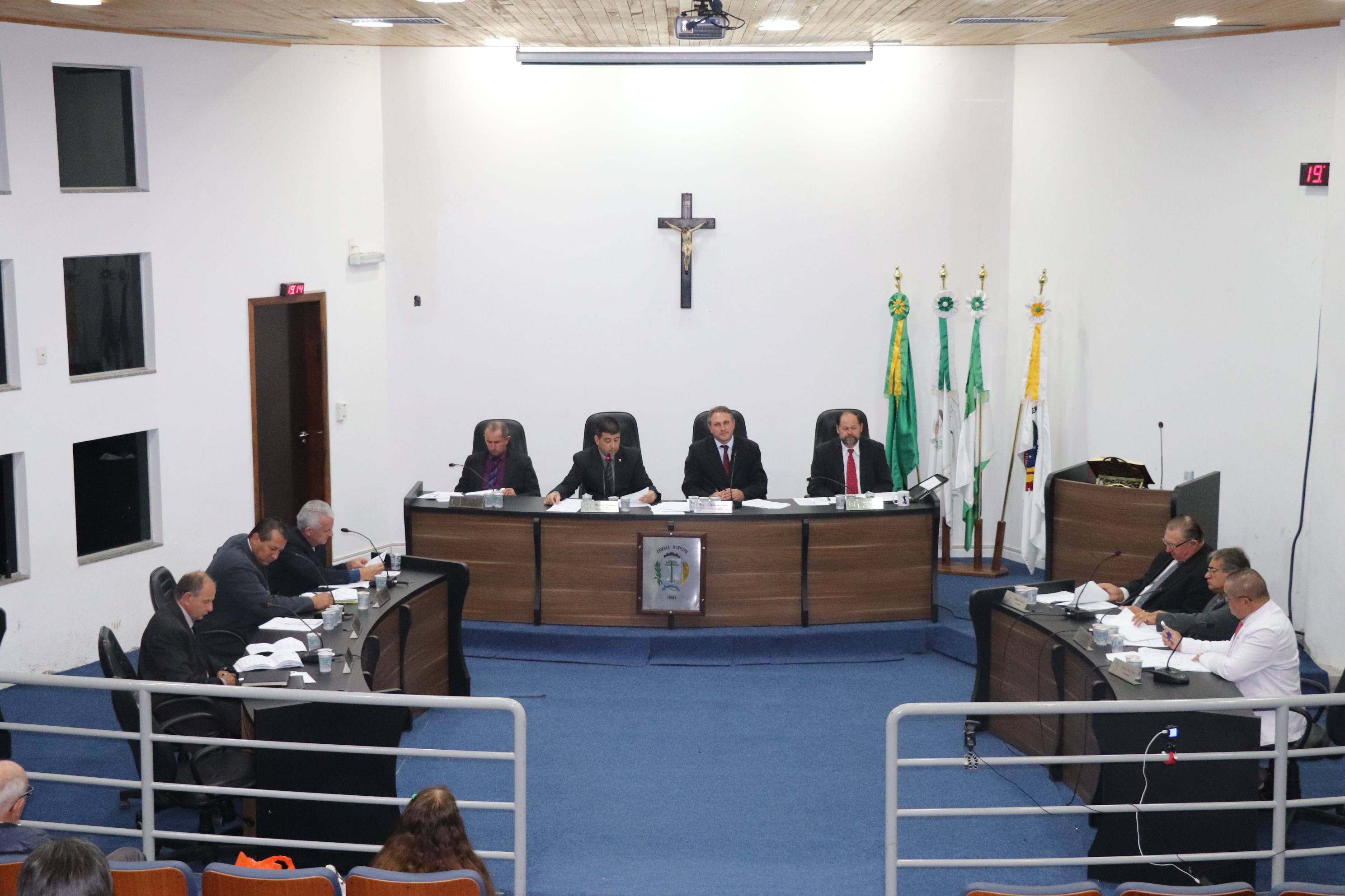 PL que institui prestação de serviços sob regime de plantão e sobreaviso no funcionalismo é aprovado com Emendas