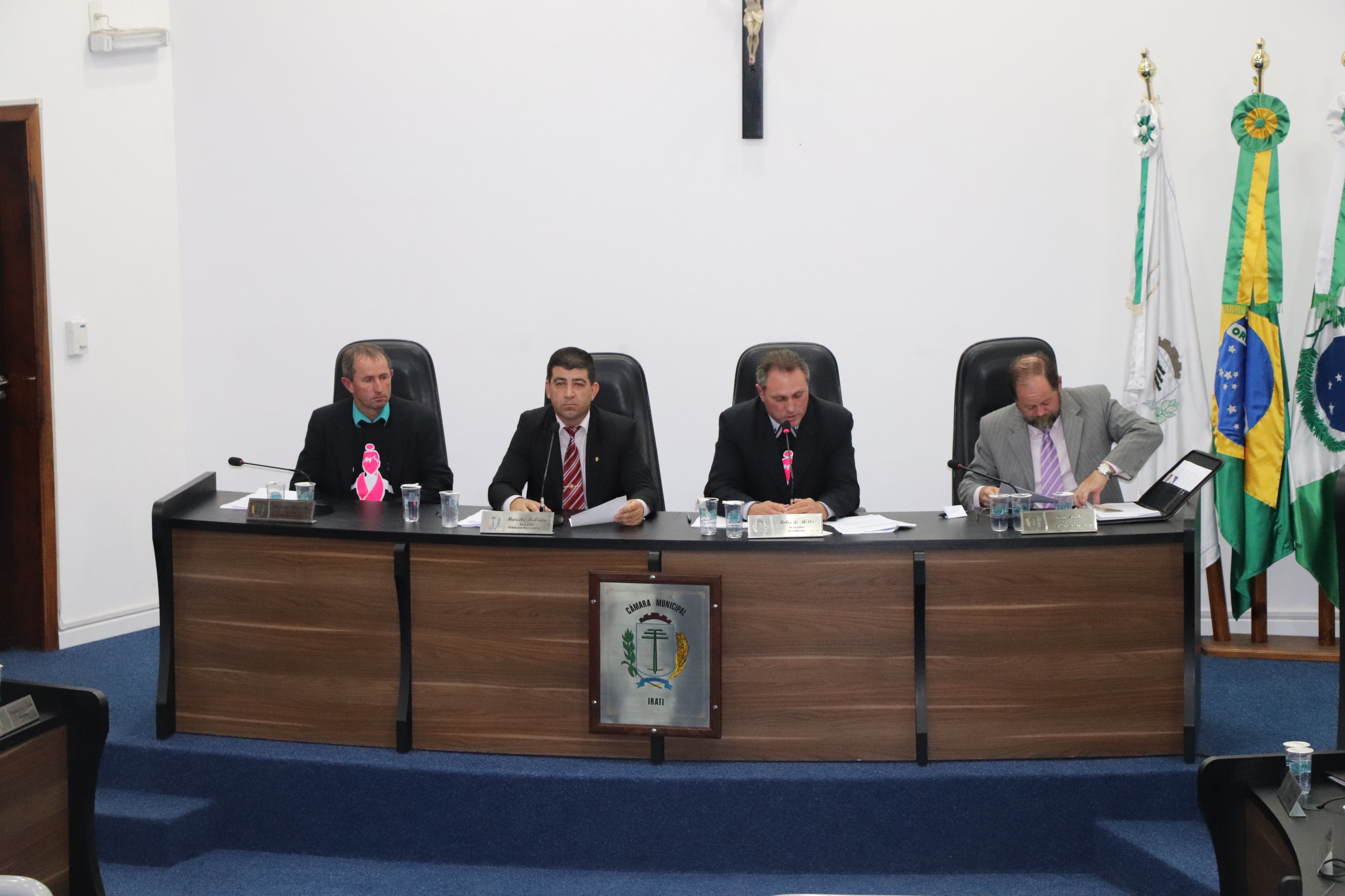 Projetos que corrigem disparidades no funcionalismo público são aprovados