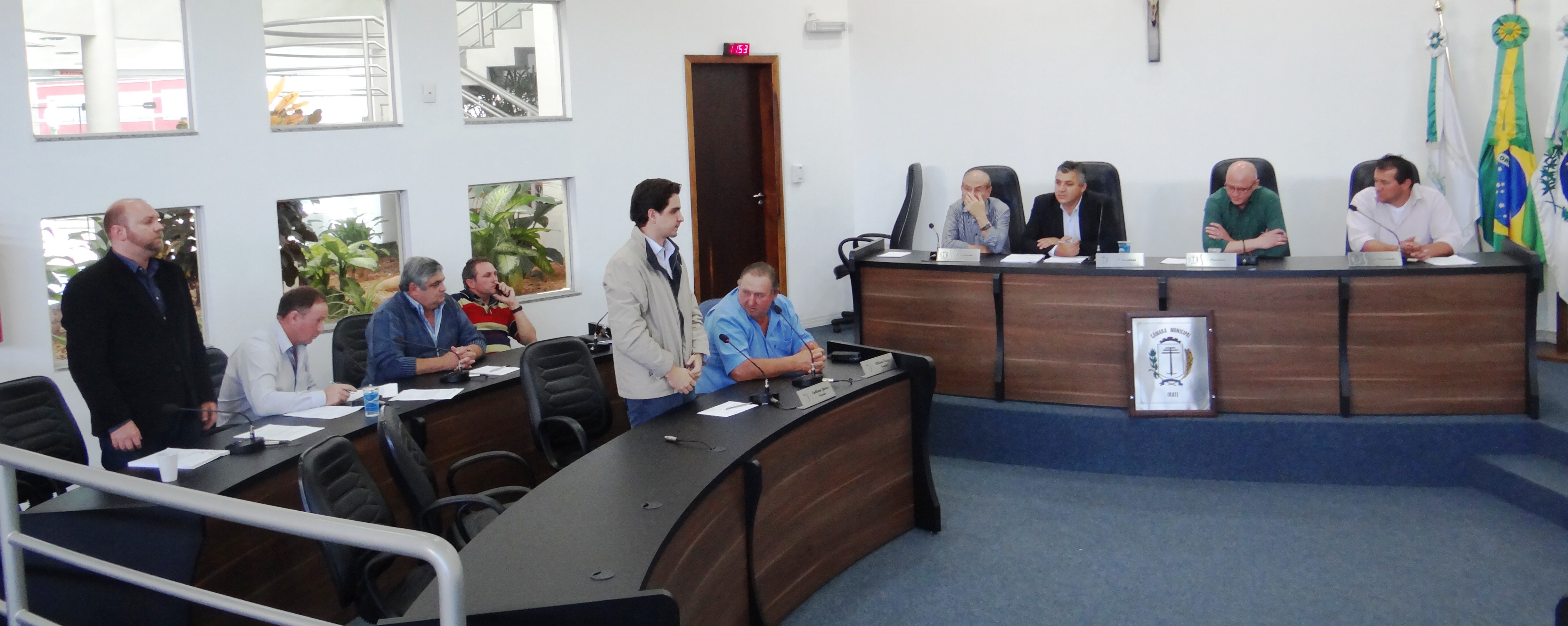 Sessão Extraordinária - PL nº 057 do Executivo é aprovado por oito votos contra dois