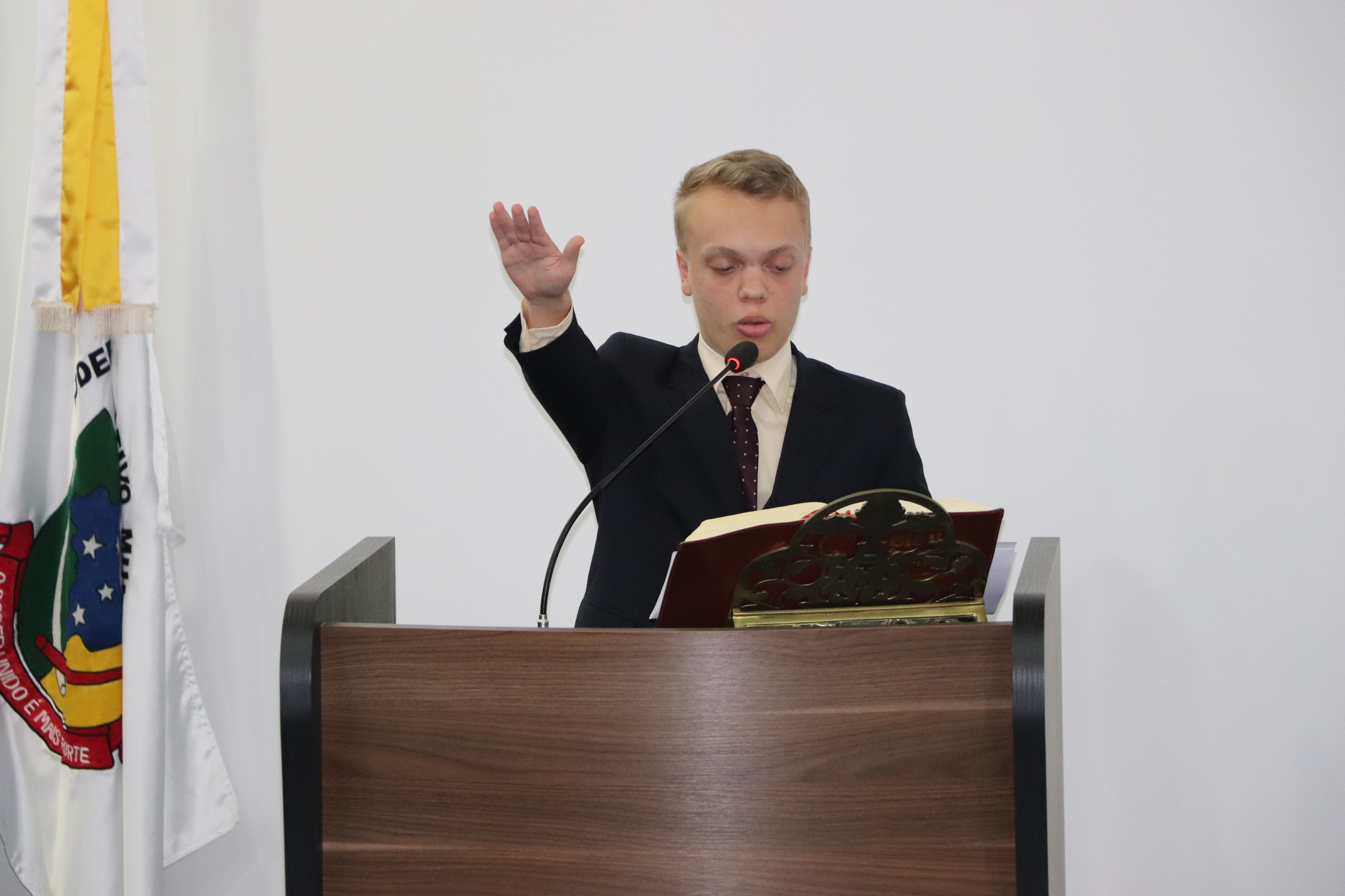 Suplente Douglas Conrado Goy presta juramento e toma posse do cargo