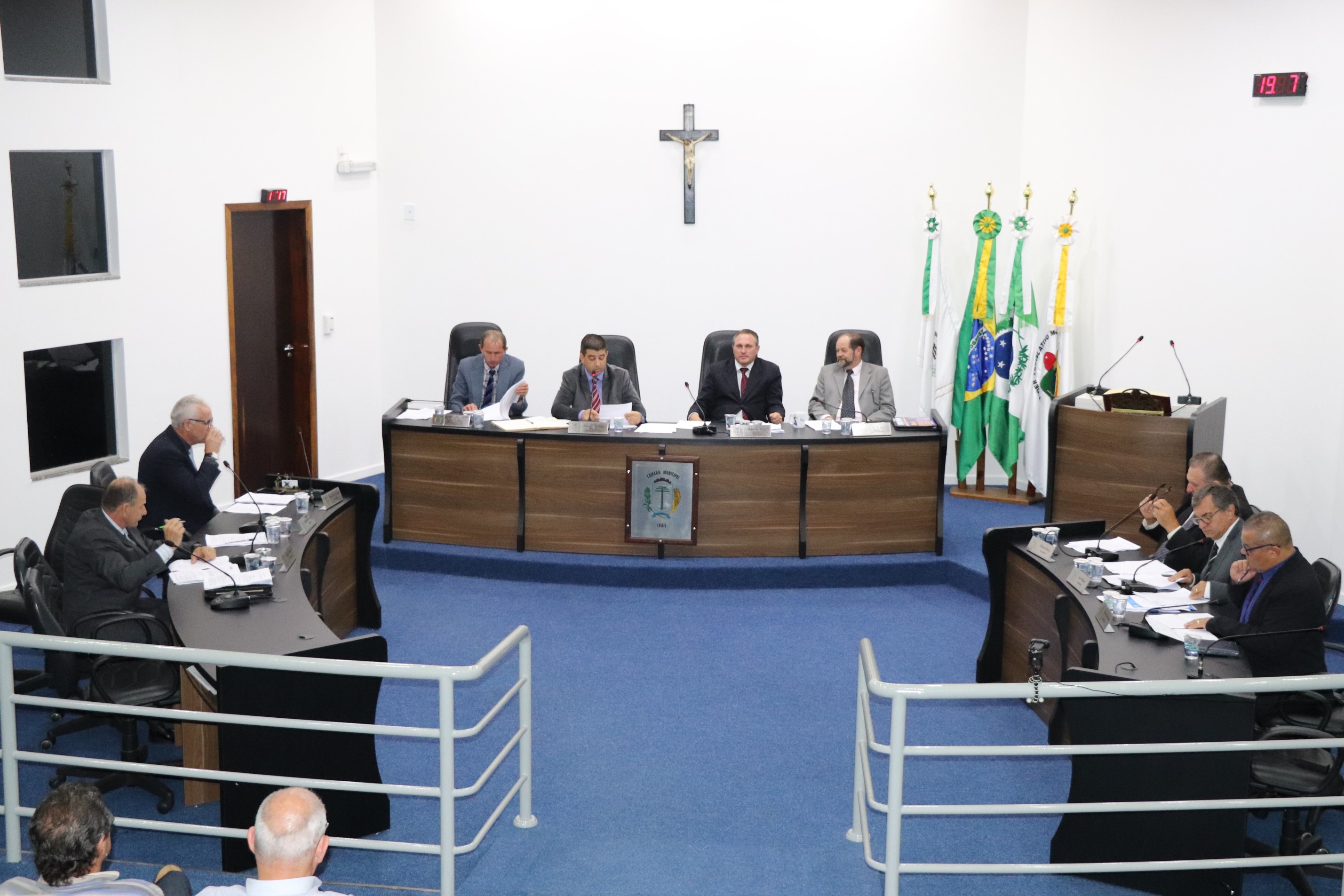 Vereadores cumprimentam deputados eleitos e colegas de casa pela disputa e coragem
