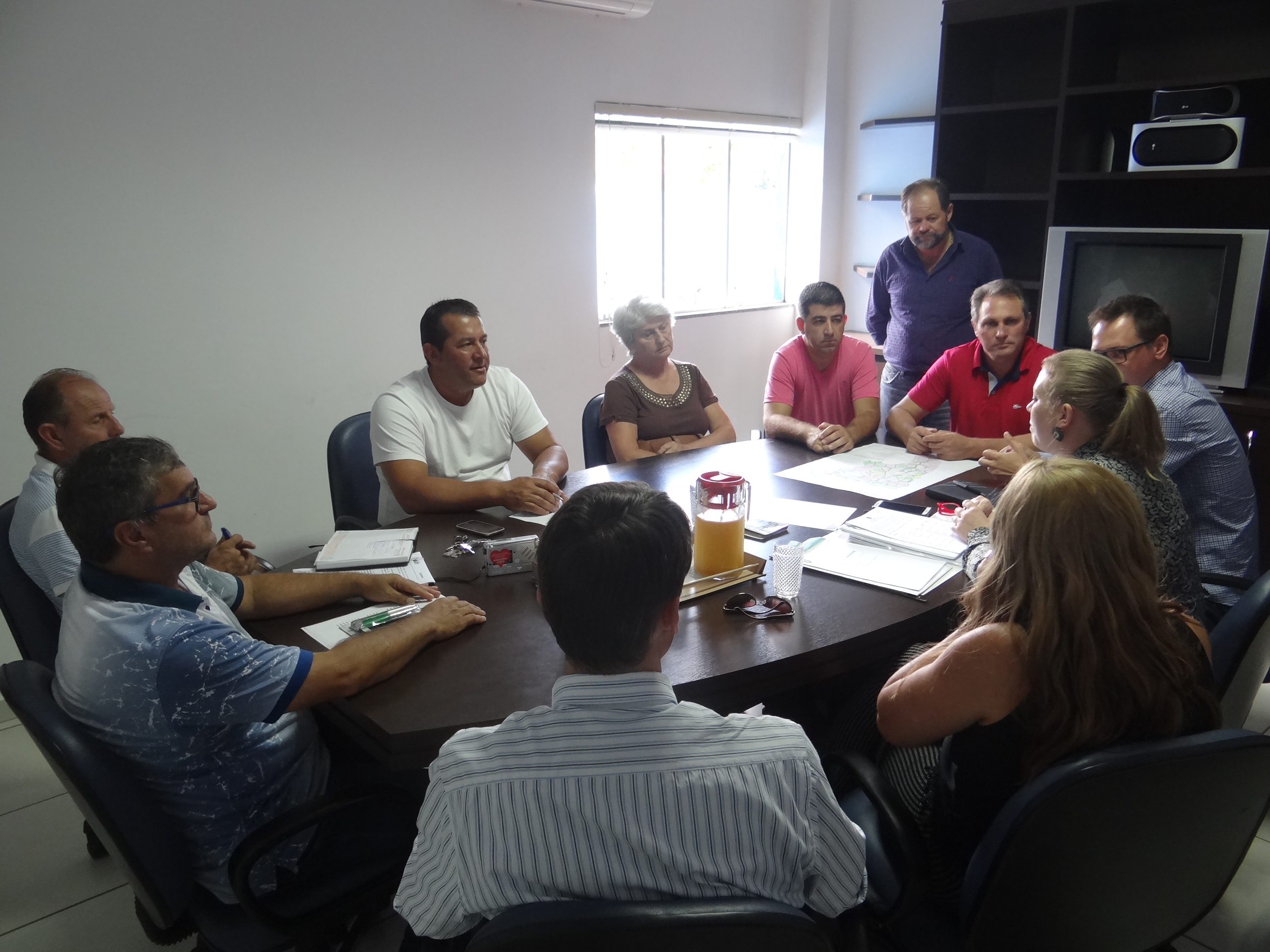 Vereadores e membros da Associação de Moradores da Colina Nossa Senhora das Graças discutem situação da empresa Dallegrave