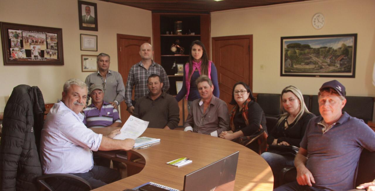 Vereadores e moradores do bairro Jardim Aeroporto reúnem-se com o prefeito para apresentar reivindicações