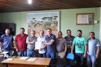 Vereadores durante assinatura do Termo de Compromisso para compra do terreno que vai abrigar a nova Escola Antonina Fillus Panka