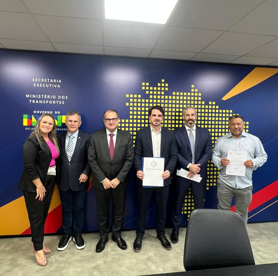 Vereadores e Prefeito entregam EVTEA do Contorno da BR-153 em Brasília