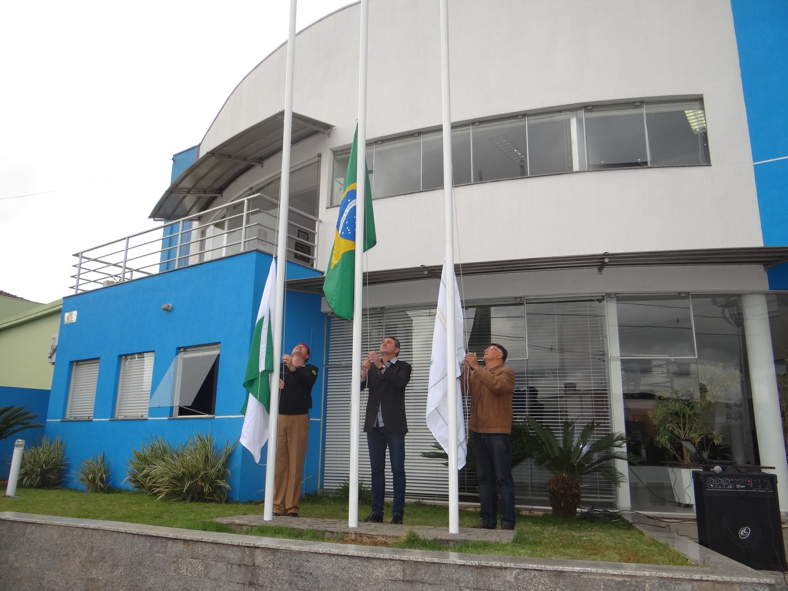 Vereadores e Servidores participam de Ato Cívico em frente à Câmara Municipal