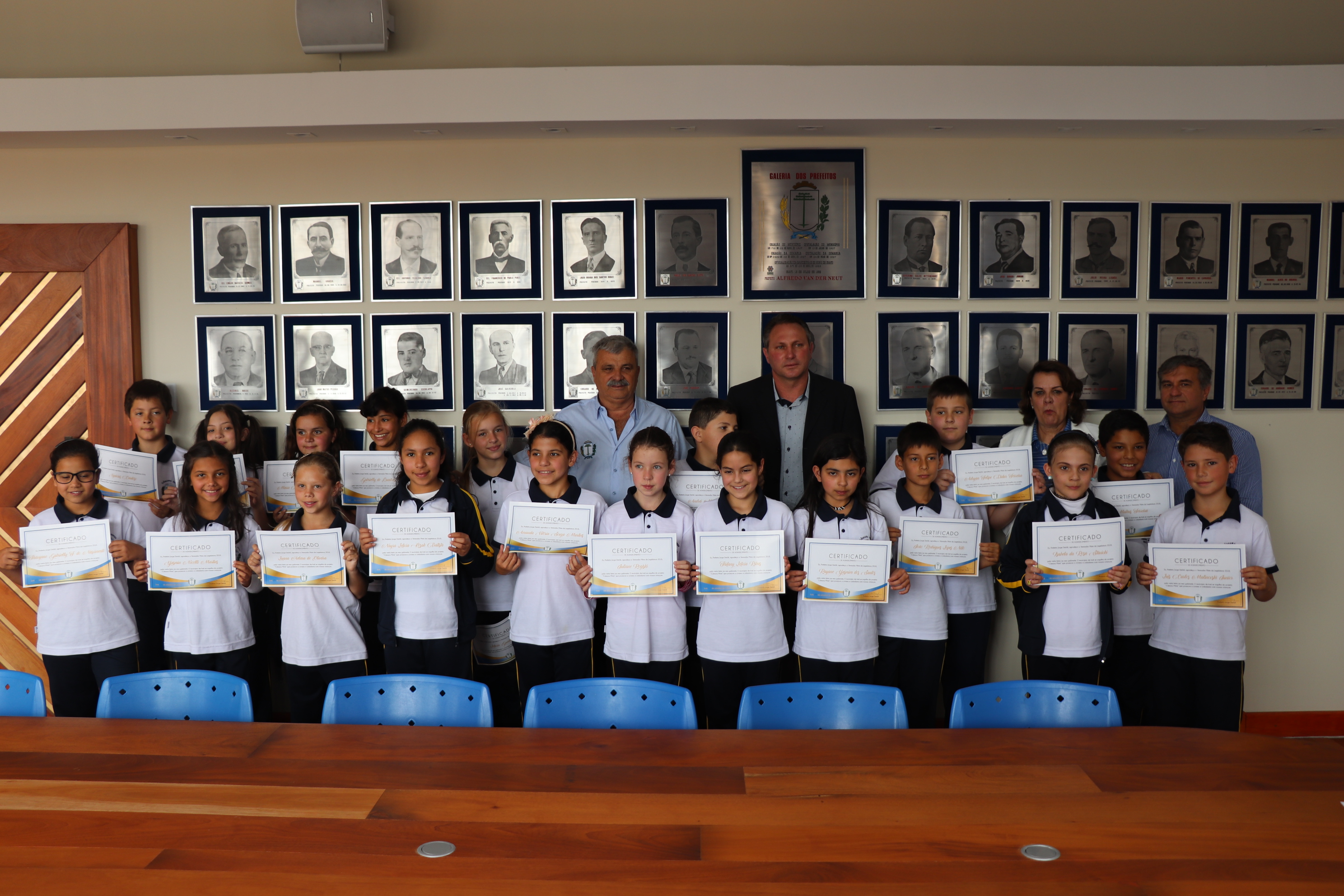 Vereadores Mirins entregam requerimentos para o prefeito