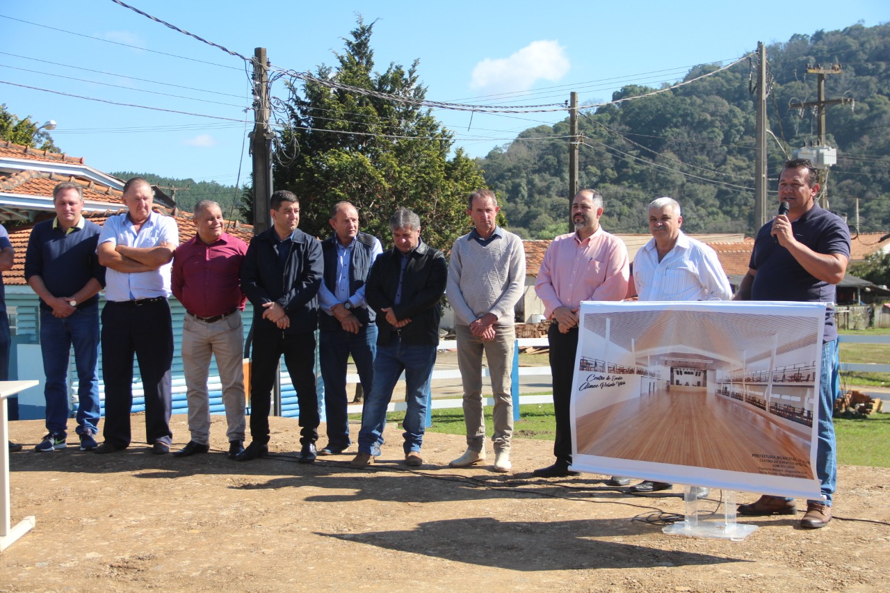 Vereadores participam da assinatura da Ordem de Serviço para construção do Centro de Eventos no CT Willy Laars