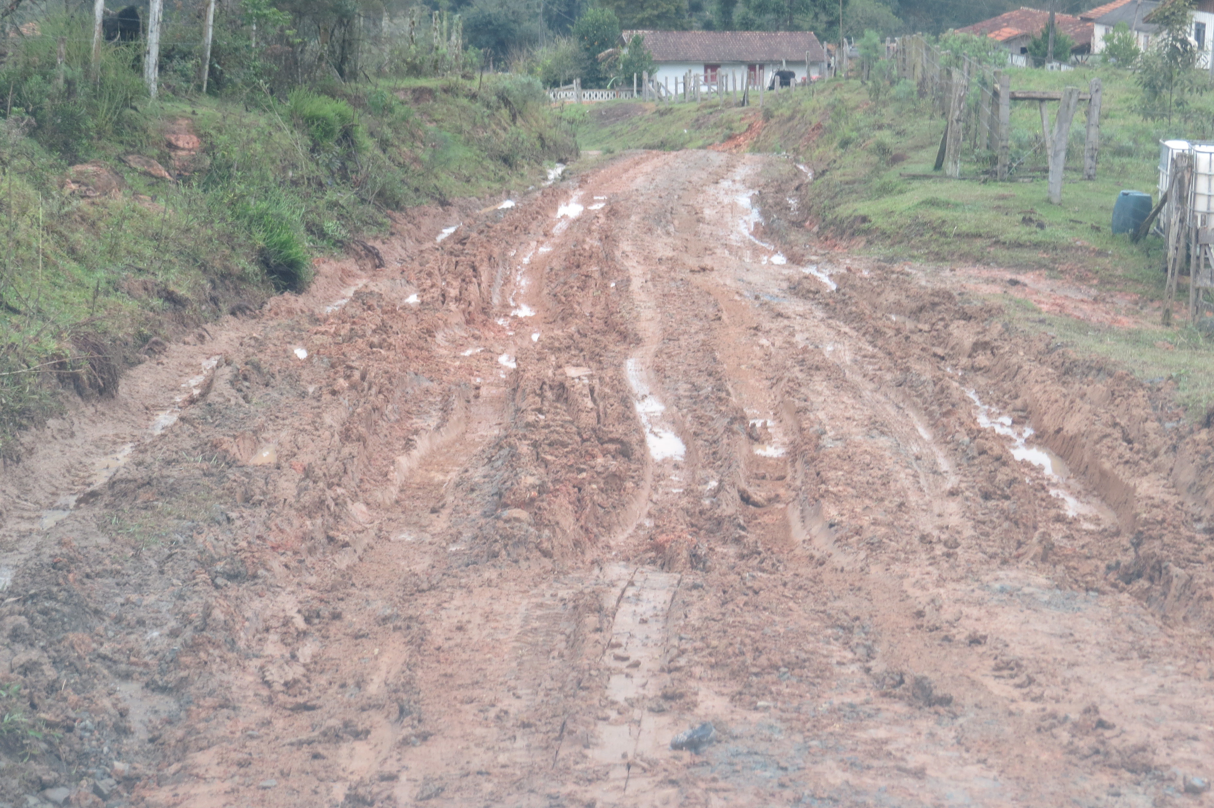 Vereadores preocupam-se com a precariedade das estradas rurais de Irati e pedem soluções urgentes ao Executivo 