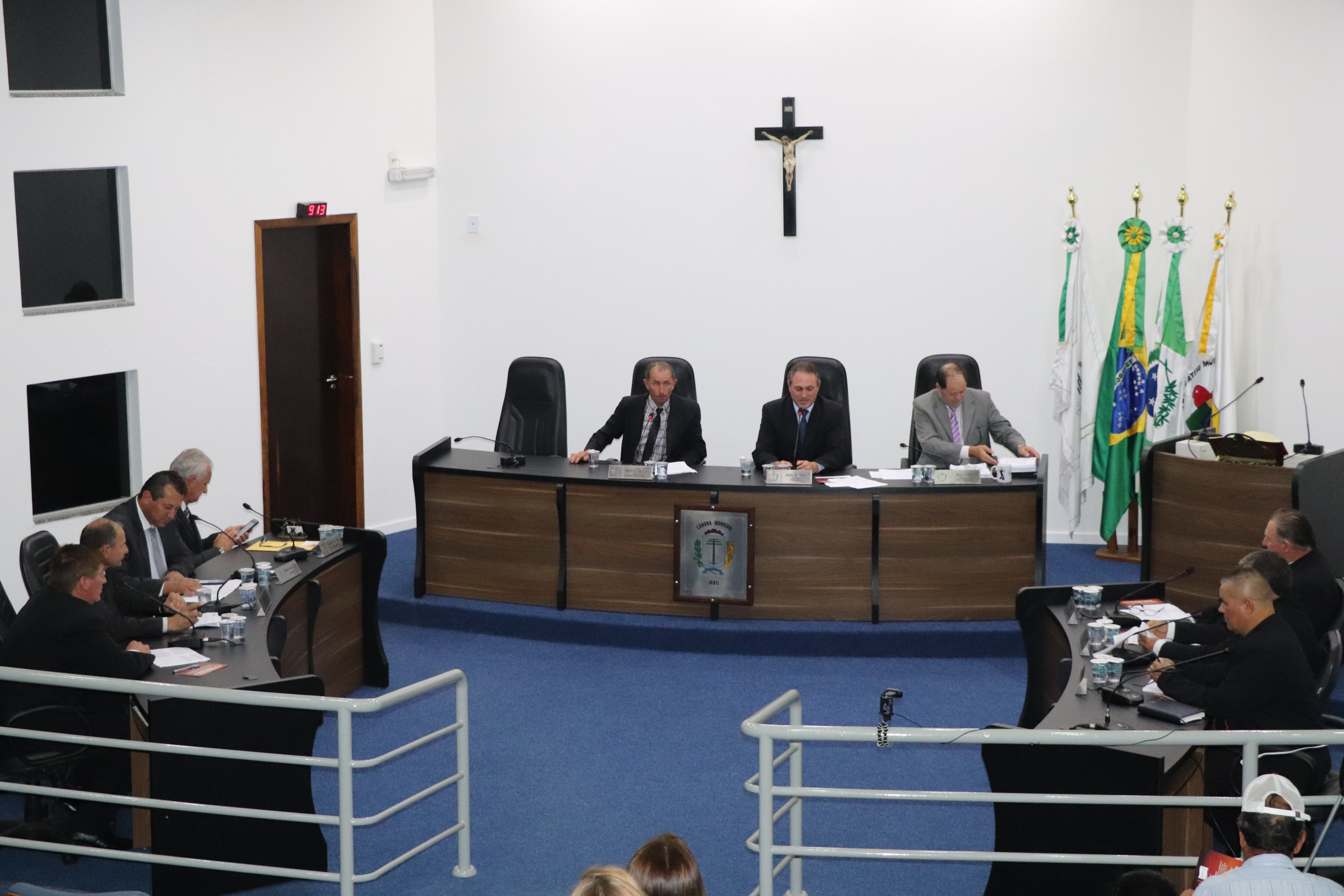 Vereadores requerem informações sobre licitação que trata de contratação de máquinas e equipamentos