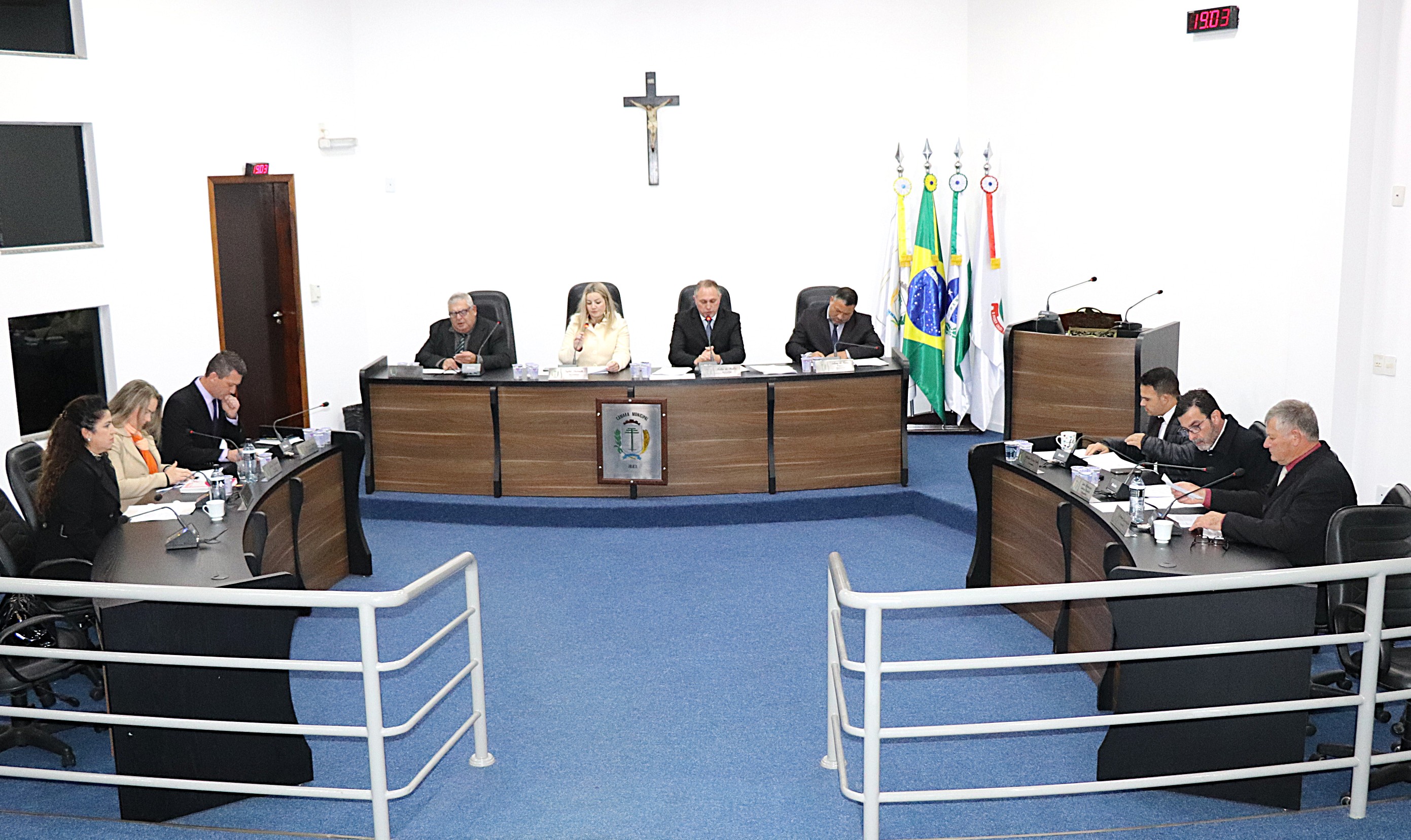 Vereadores solicitam fornecimento de lanche a pacientes que realizam tratamento fora domicilio e requerem informações sobre aquisição de medicamentos à Secretaria de Saúde