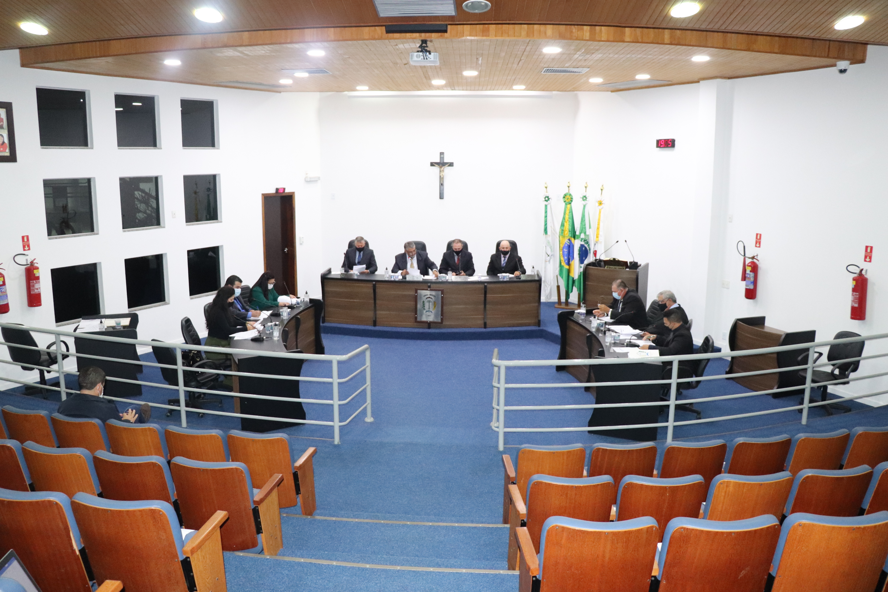 Vereadores solicitam manutenção de estradas rurais e recuperação de vias urbanas